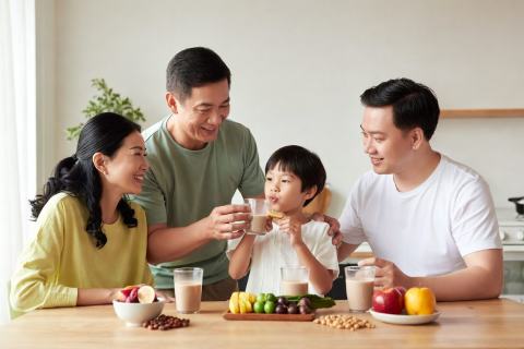 Gia đình nhiều thế hệ dùng sữa hạt trong bữa phụ lành mạnh