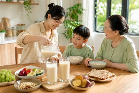 Khách hàng chia sẻ thói quen dùng sữa hạt mỗi ngày trong bữa sáng gia đình